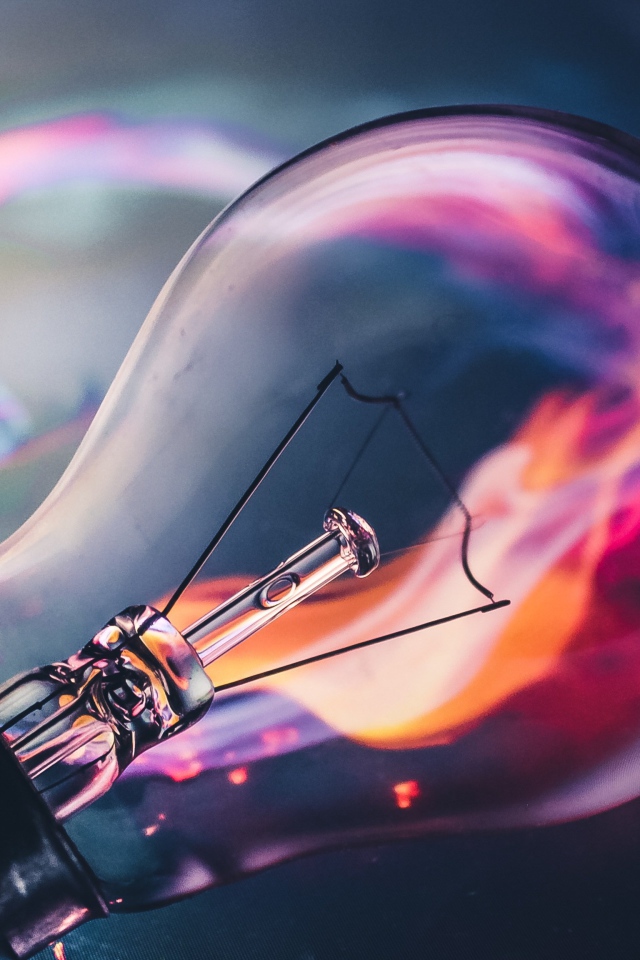 Стеклянная лампочка накаливания на столе 