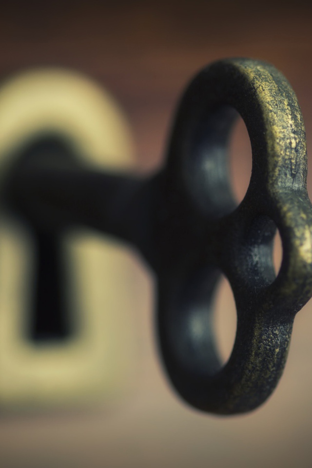 Большой железный ключ в замочной скважине 