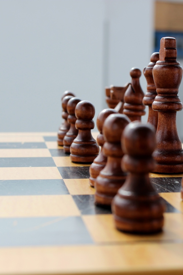 Большие деревянные шахматы на доске 