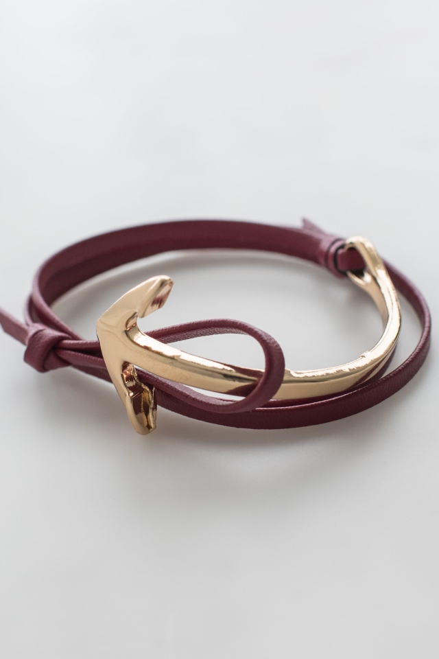 Кожаный браслет на руку на сером фоне