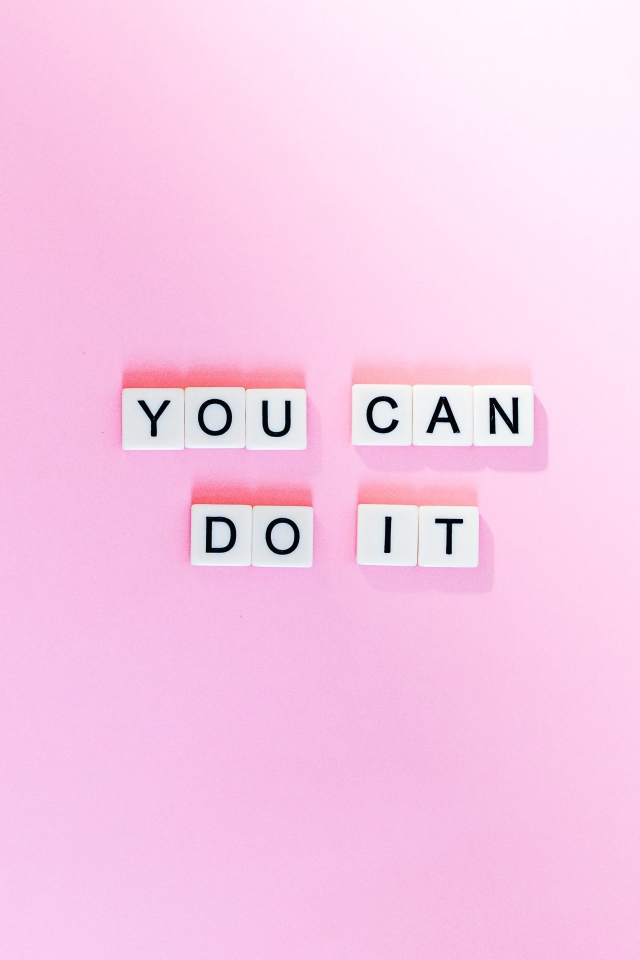 Надпись на кубиках You can do it на розовом фоне