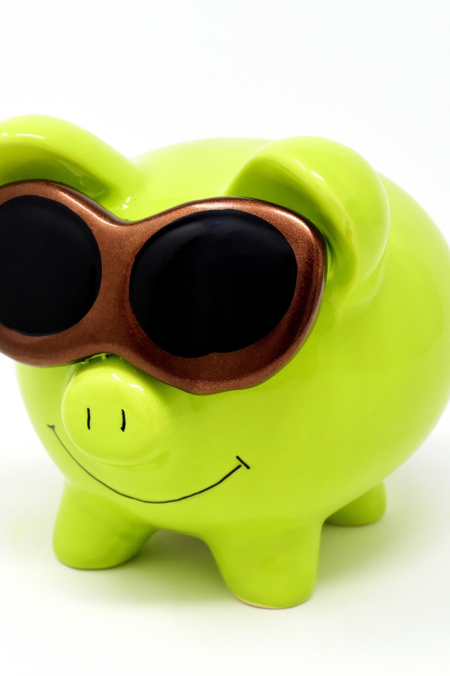 Салатовая свинья копилка в очках на белом фоне 