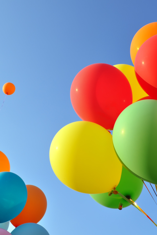 Много разноцветных воздушных шаров на голубом фоне