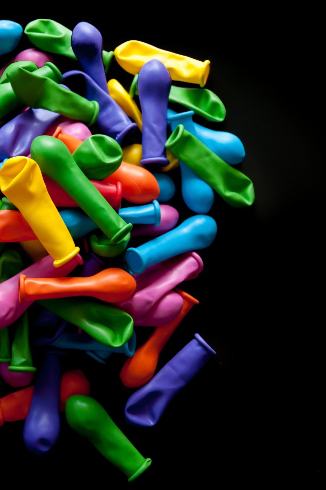 Много разноцветных шариком на черном фоне 