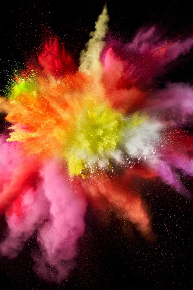 Разноцветный взрыв сухой краски на черном фоне