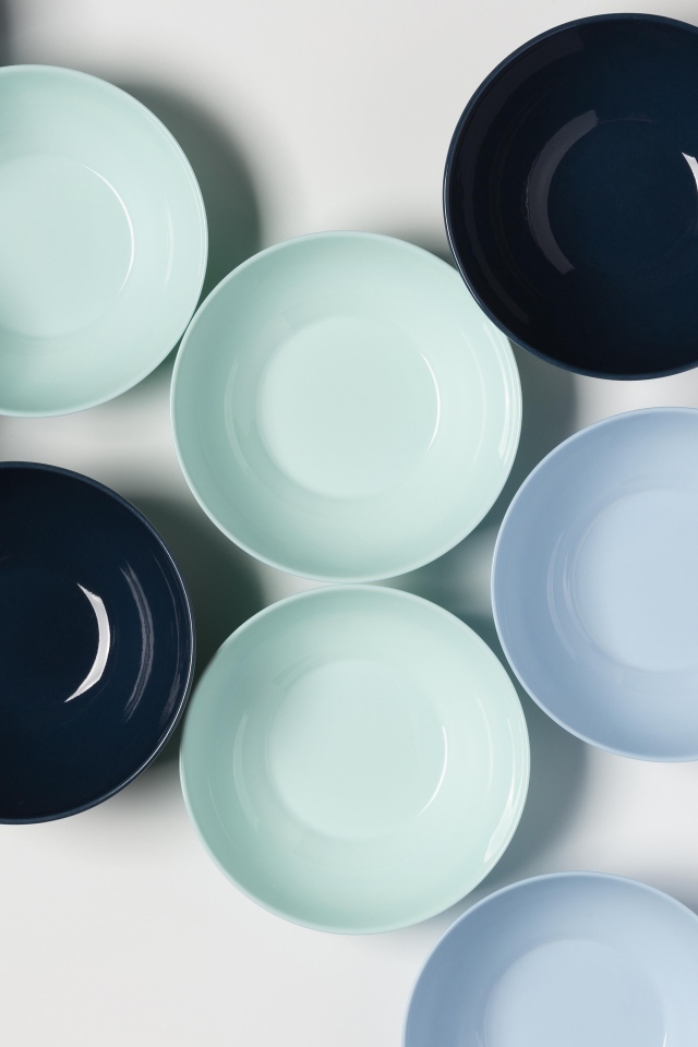 Разноцветные фарфоровые миски на столе 