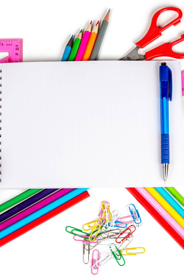 Канцелярские принадлежности на белом фоне с блокнотом 