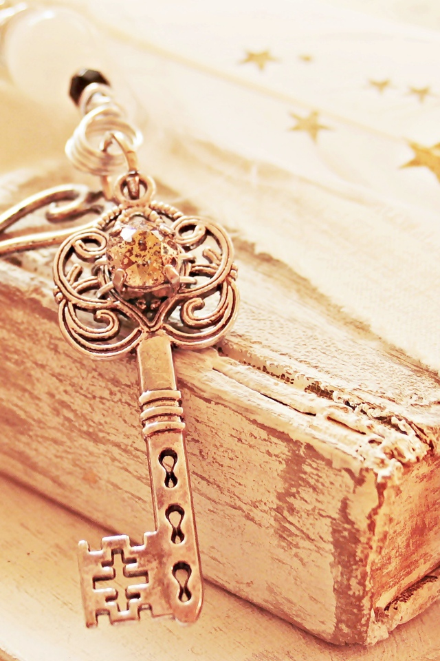 Старые книги с ключом на столе