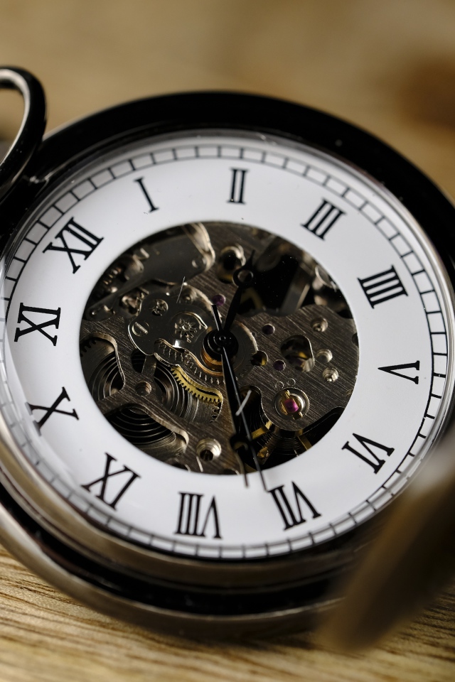 Старые карманные часы на цепочке 