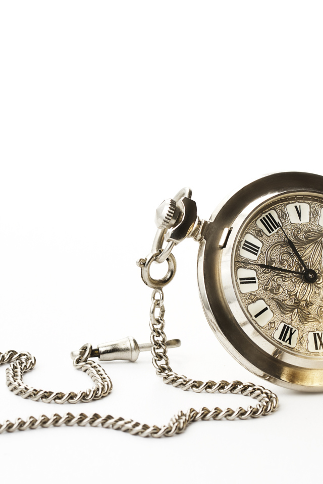 Старые карманные часы на цепочке на белом фоне