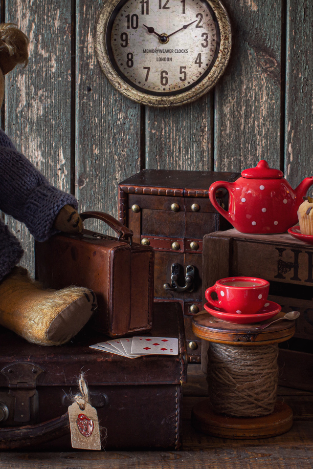 Старый медвежонок с игрушками на столе 