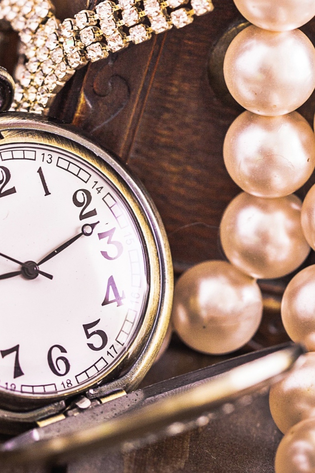 Карманные часы на цепочке с жемчужными бусами