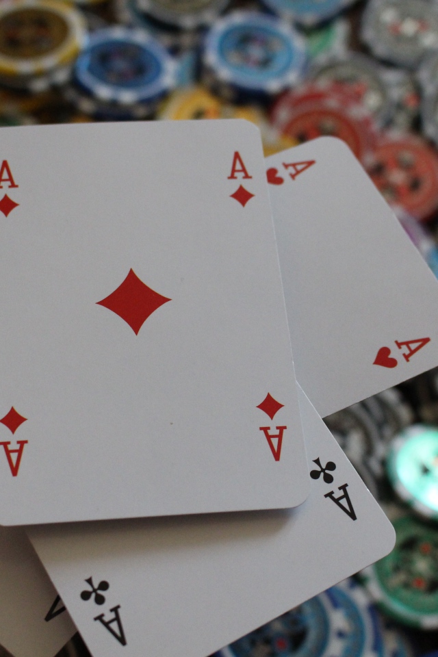Карты и фишки для игры в покер 