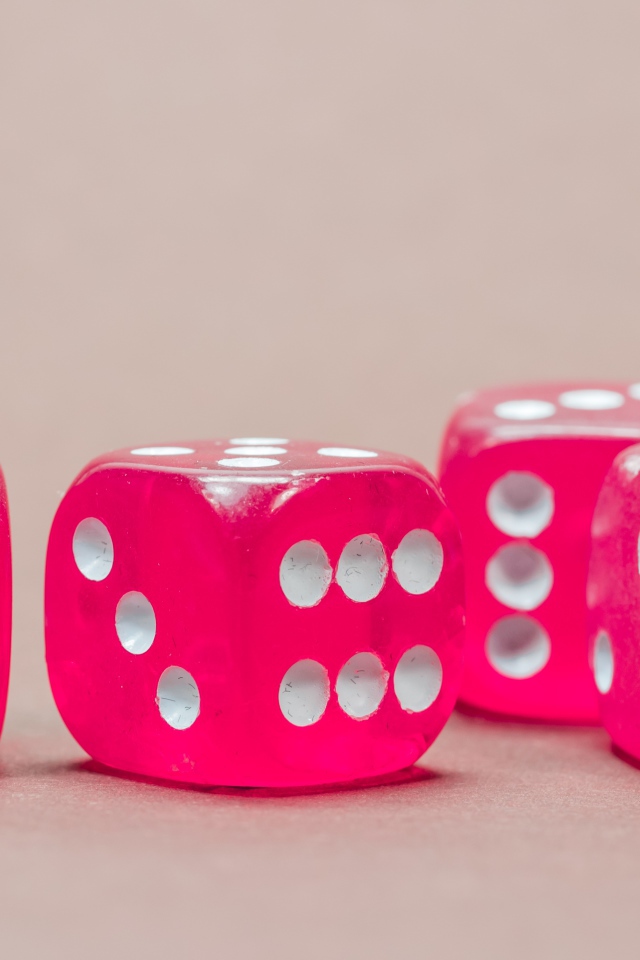 Красные игральные кости на сером фоне