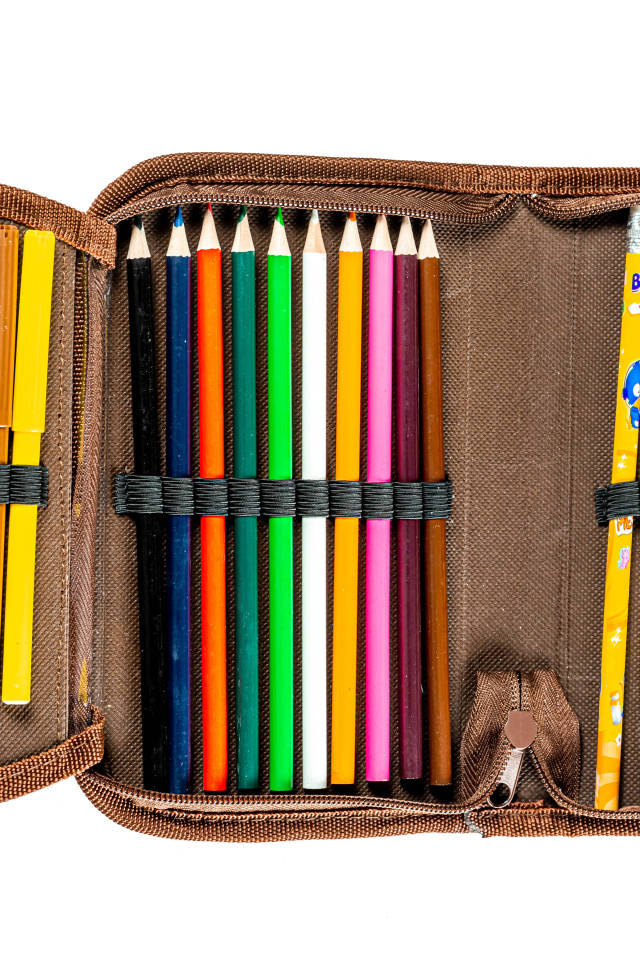 Школьный пенал с карандашами и фломастерами на белом фоне