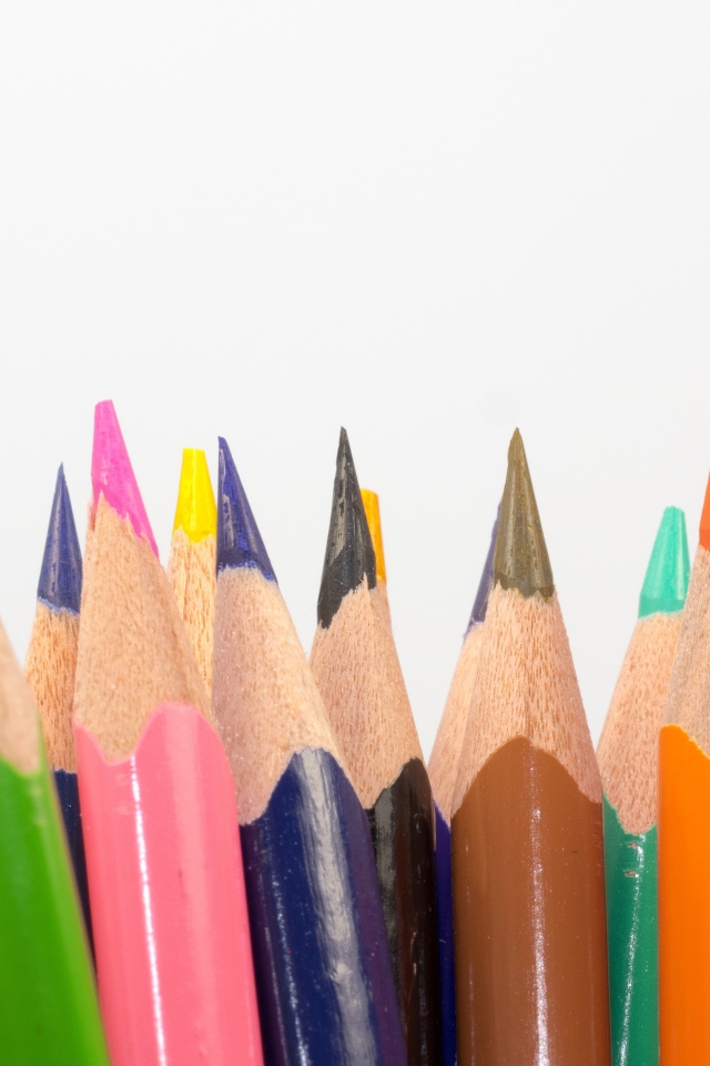 Острые разноцветные карандаши для рисования на белом фоне