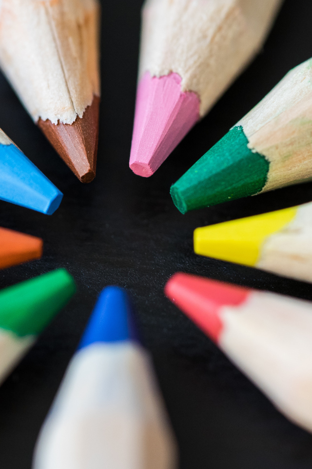 Заточенные разноцветные карандаши 
