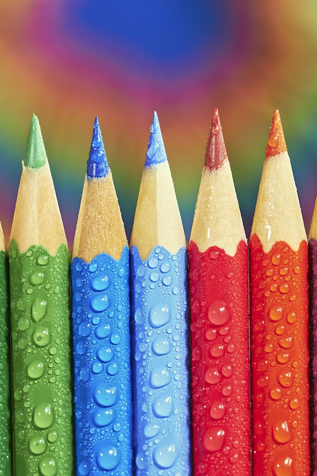 Заточенные разноцветные карандаши в каплях воды