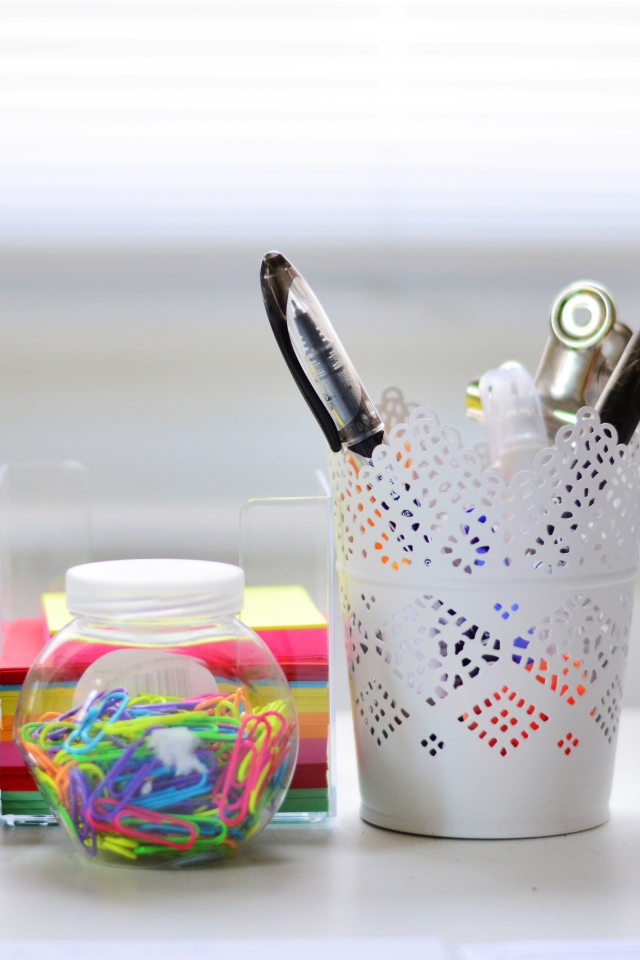 Канцелярские предметы на столе в офисе