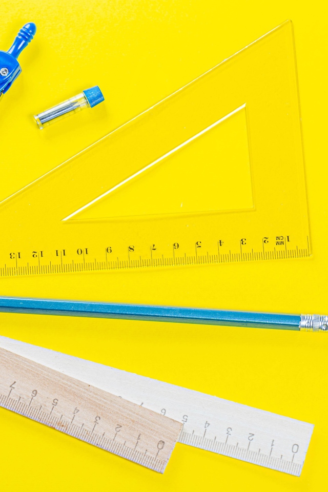 Канцелярские предметы на желтом фоне