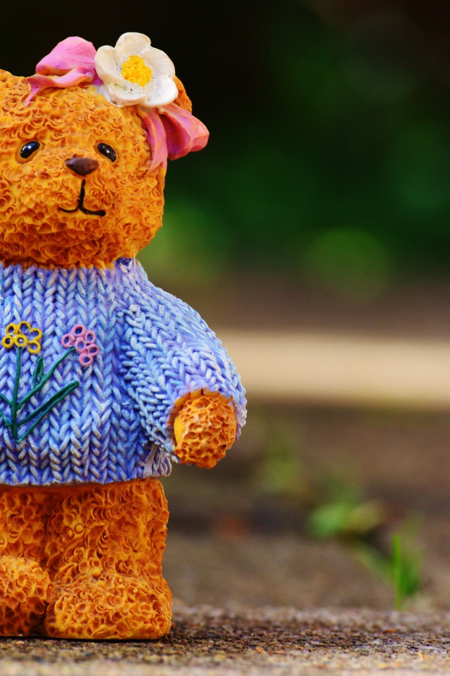 Фигурка медвежонка на земле 