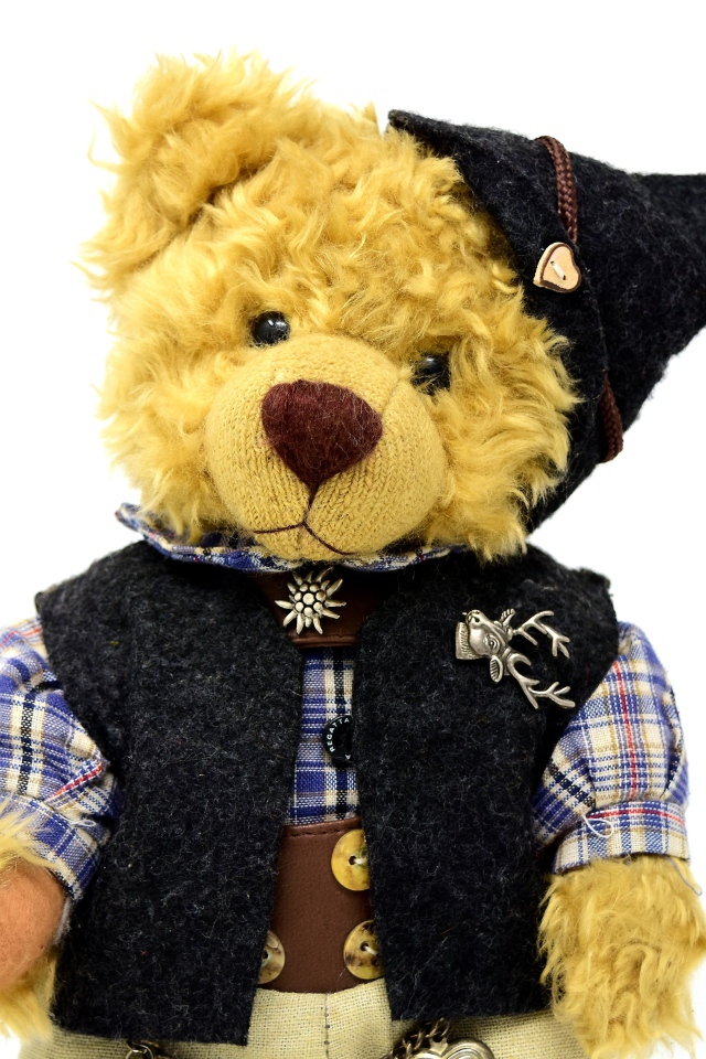 Медвежонок Тедди в костюме на белом фоне