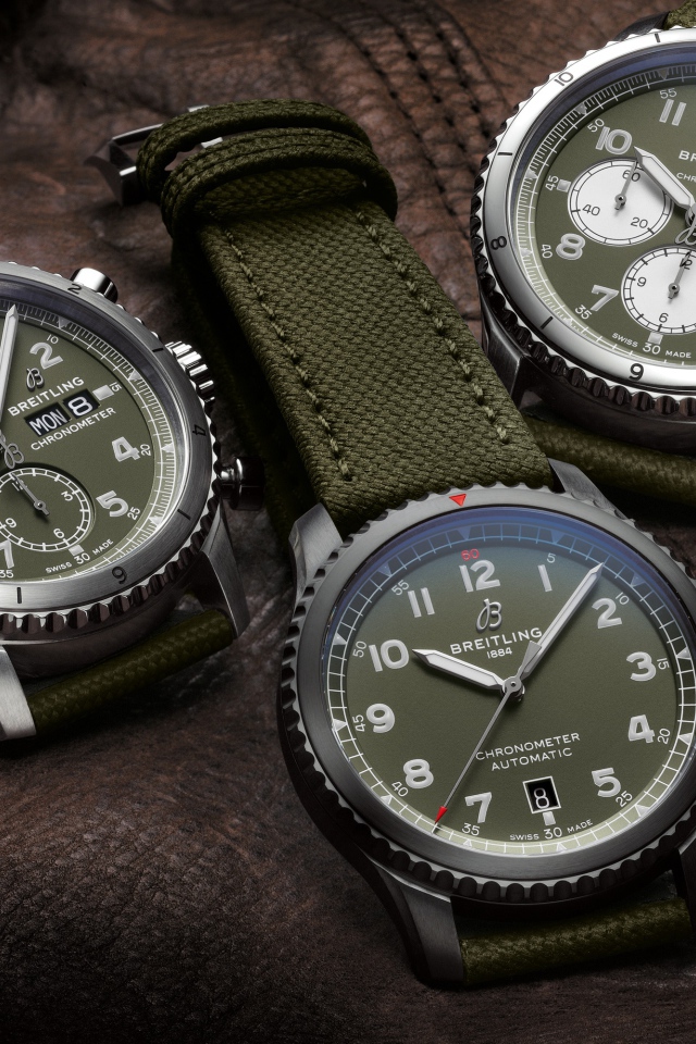 Трое мужских часов Breitling на кожаной куртке