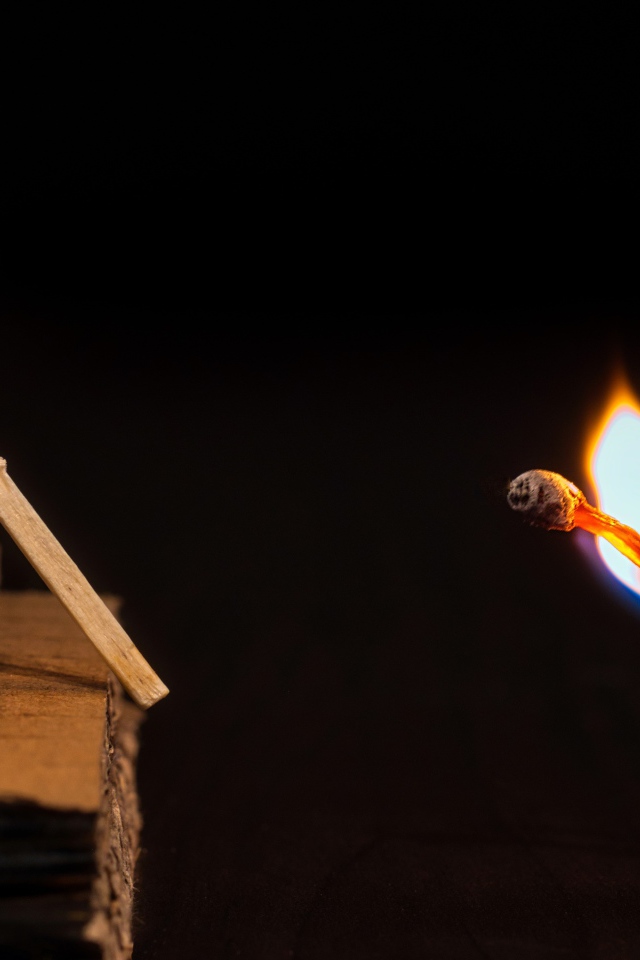 Две горящие спички на черном фоне 