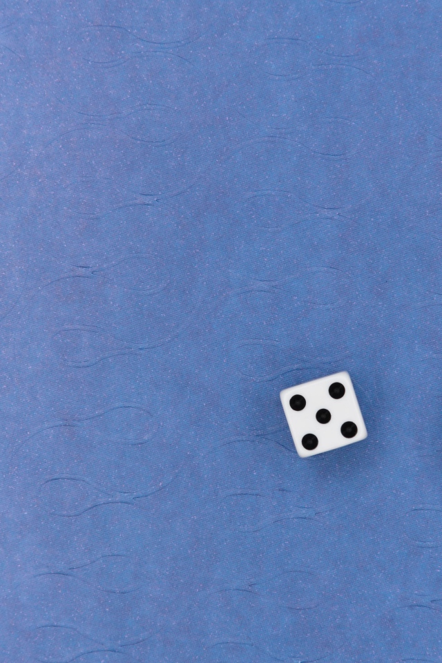 Две игральные кости на синем фоне