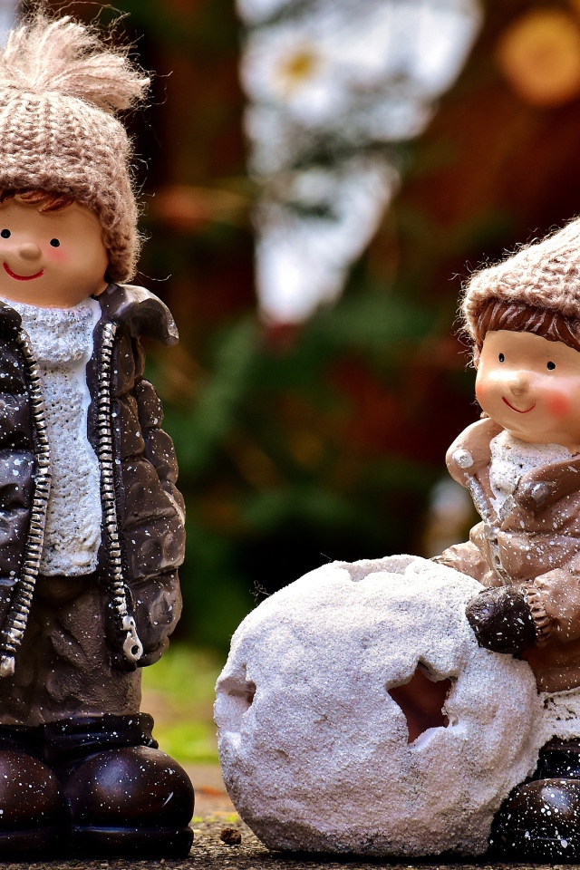 Две садовые статуэтки девочки и мальчика 