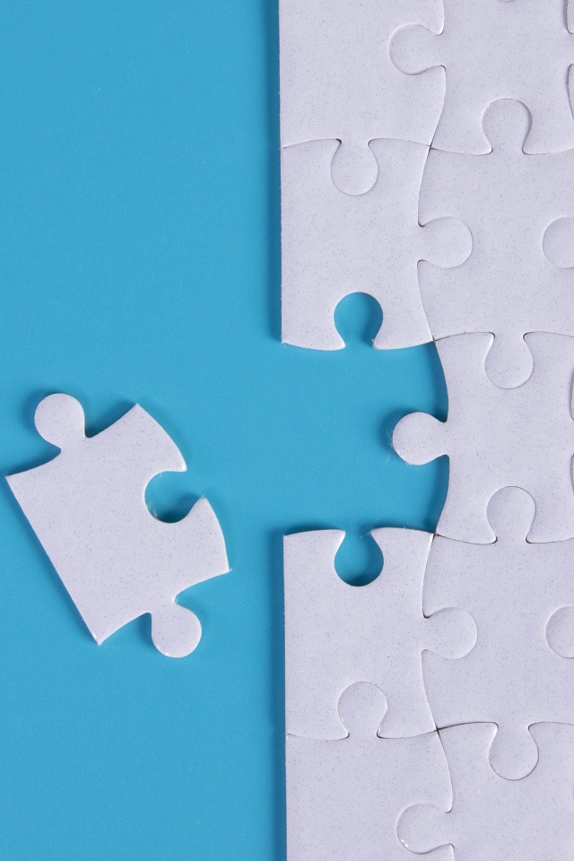 Белый пазл на голубом фоне