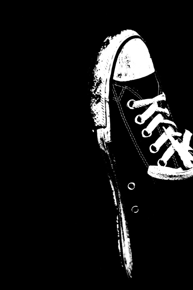 Белые кеды на черном фоне 