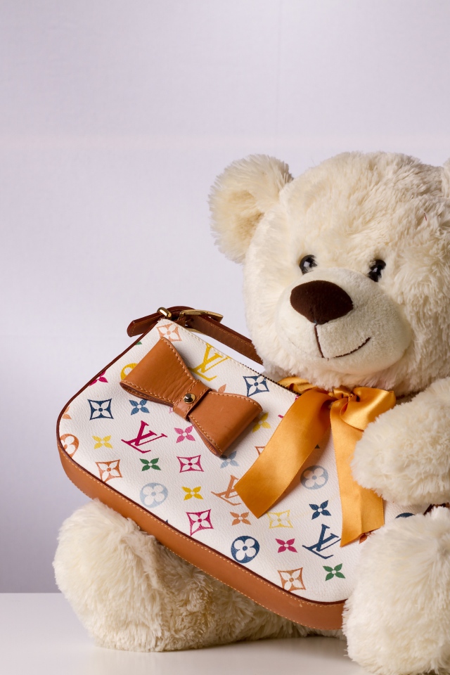 Белый плюшевый медведь с сумочкой