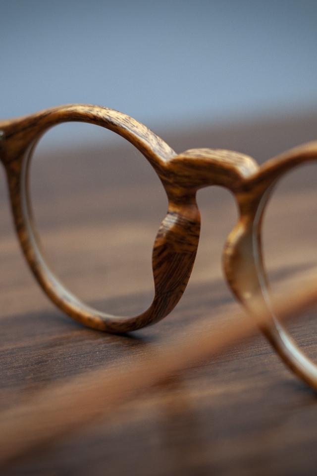 Очки в деревянной оправе на столе
