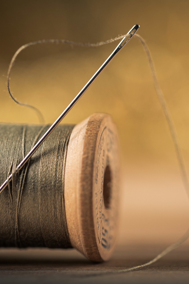 Деревянная катушка с нитками и иголкой 