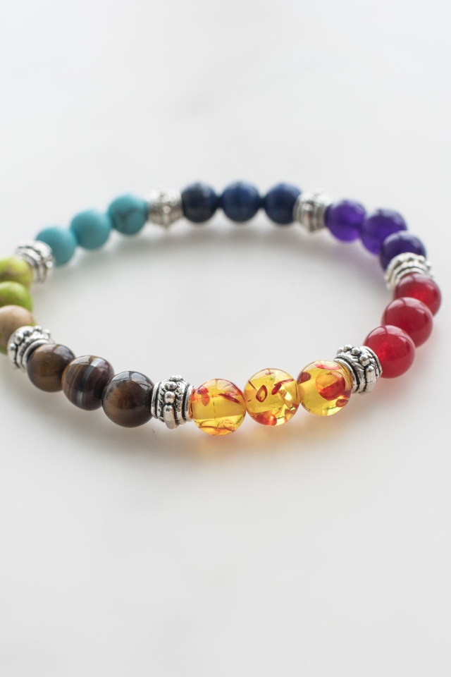 Браслет на руку из разноцветных бусин 