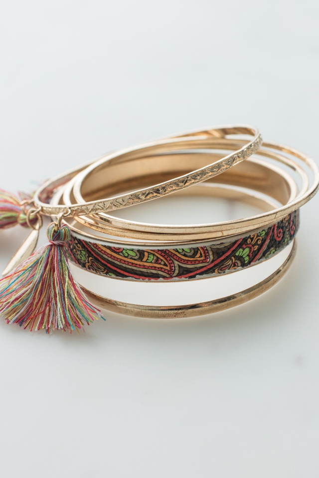 Браслеты на руку на сером фоне