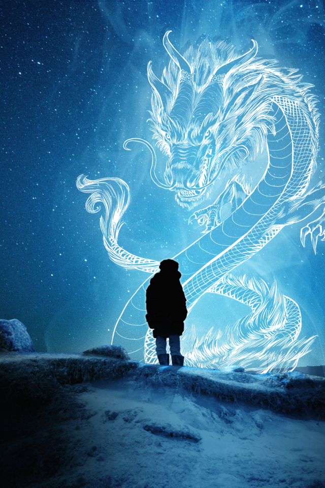 Человек смотрит на большого китайского дракона в звездном небе 