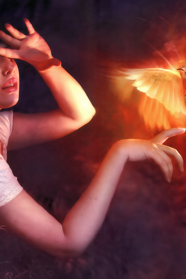 Красивая девушка с мифической птицей феникс