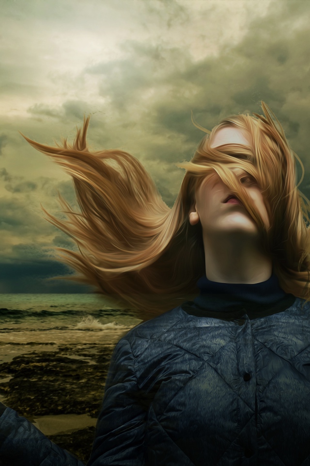 Девушка с волосами на лице держит песочные часы