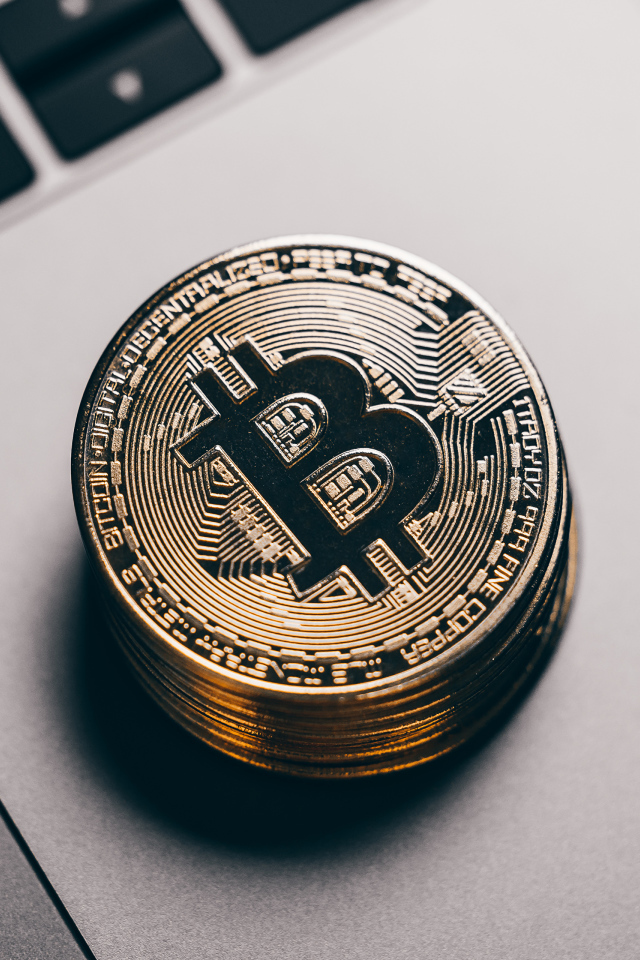 Монеты биткоин лежат на ноутбуке