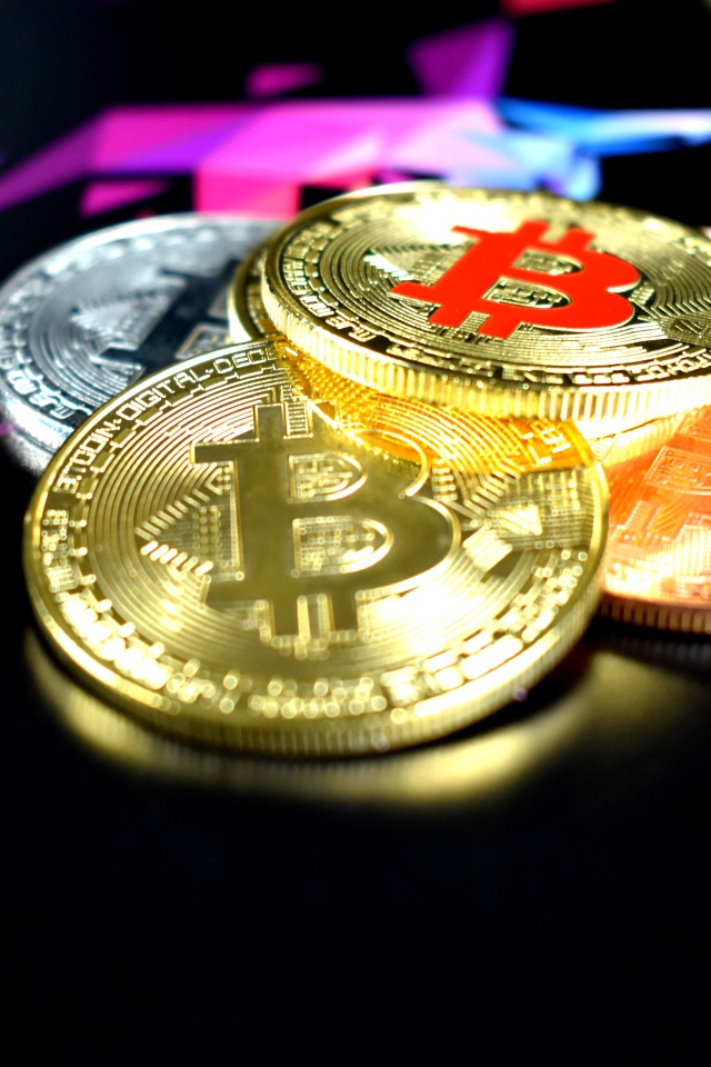 Монеты биткоин на черном столе 