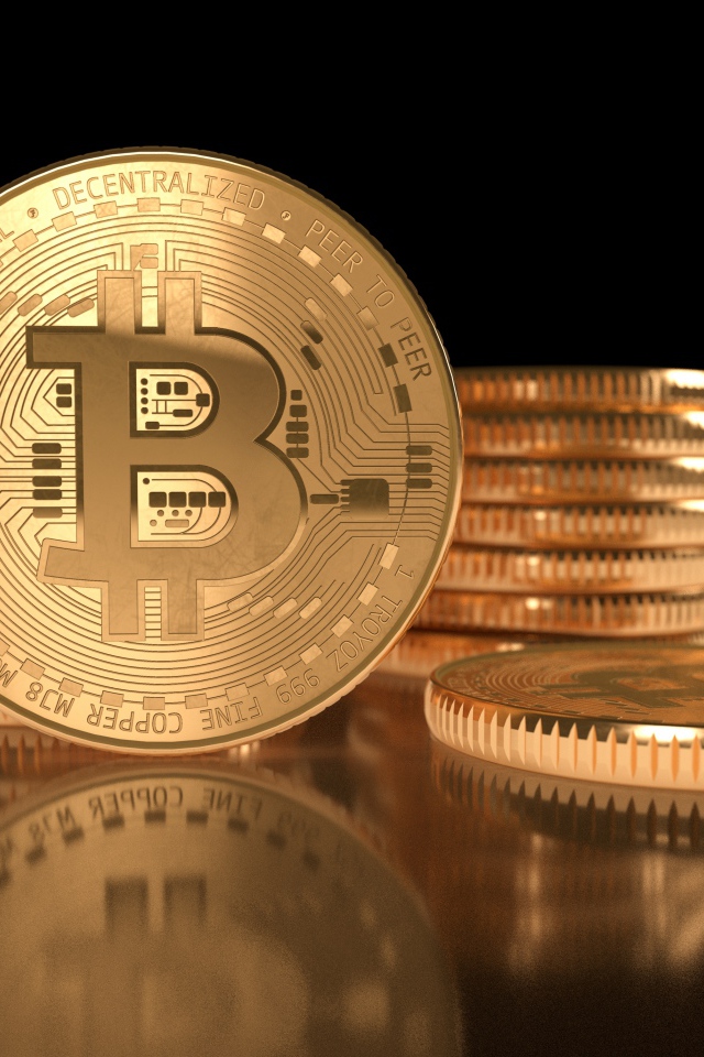 Много золотых монет биткоин на черном фоне