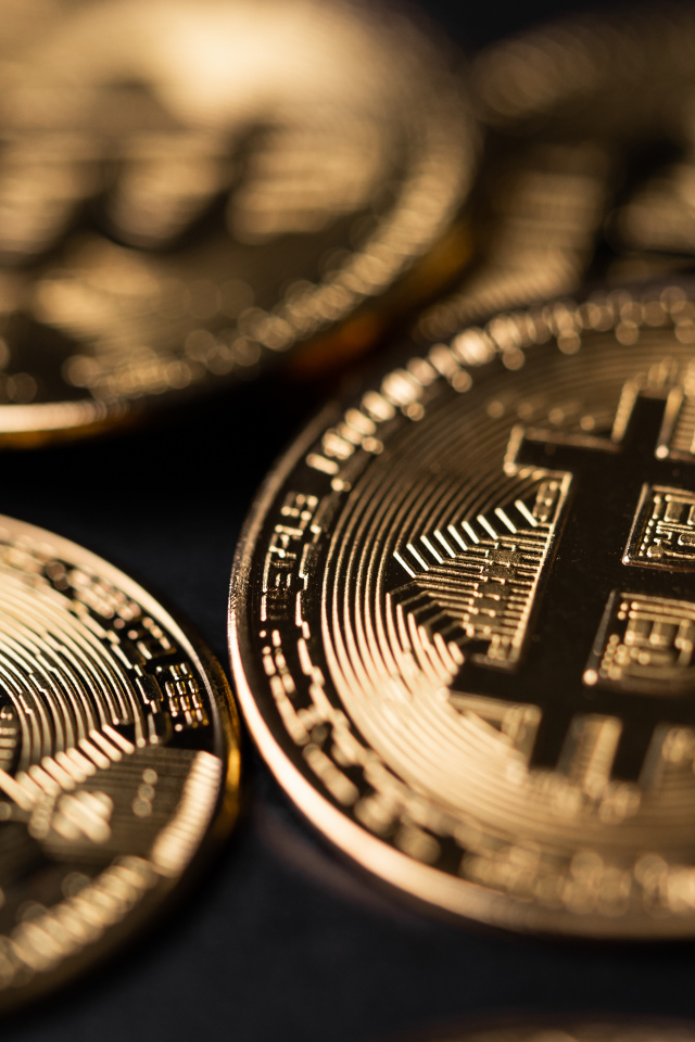 Золотые монеты биткоин крупным планом
