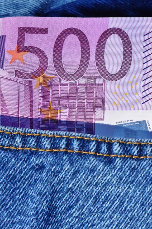 Пачка купюр евро в кармане 