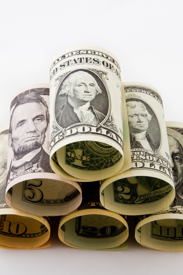 Пирамида из скрученных долларовых купюр 