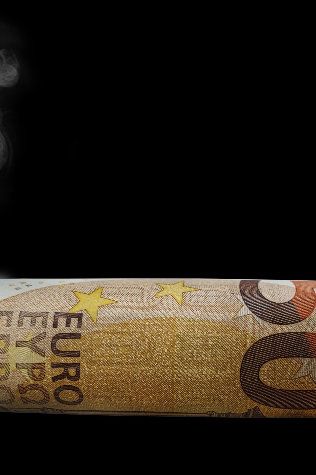 Сигара из купюры евро на черном фоне