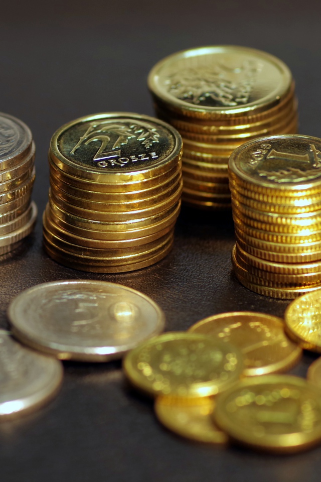 Монеты разным номиналом на столе 