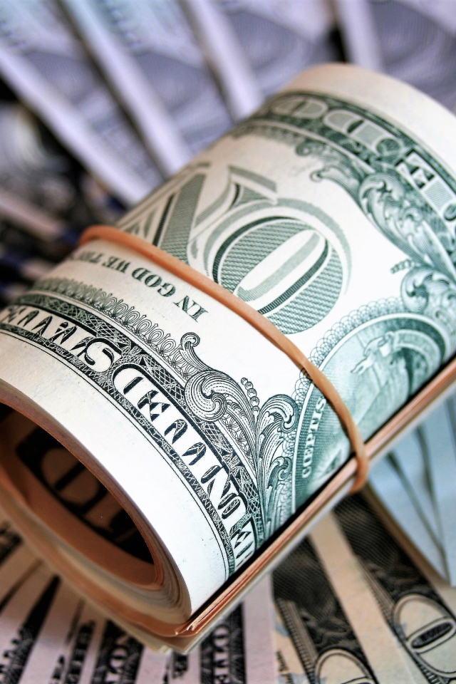 Доллары скрученные в рулон с резинкой