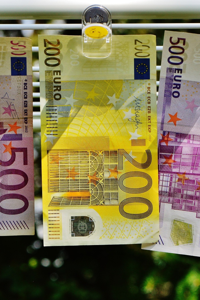 Купюры евро висят на веревке